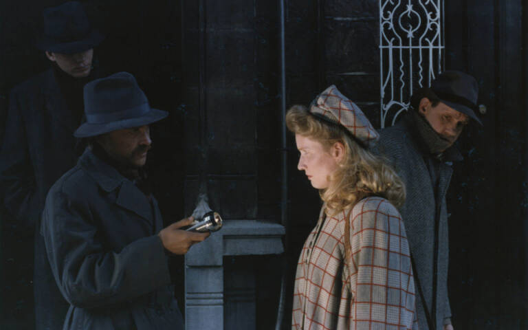 Een vrouw tussen hond en wolf 22