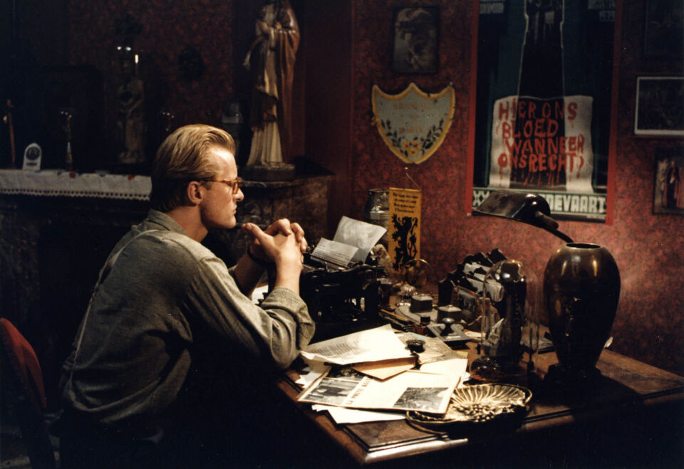 Een vrouw tussen hond en wolf 11