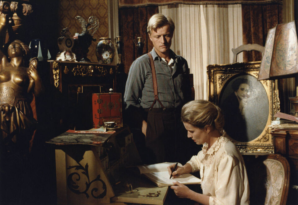 Een vrouw tussen hond en wolf 8