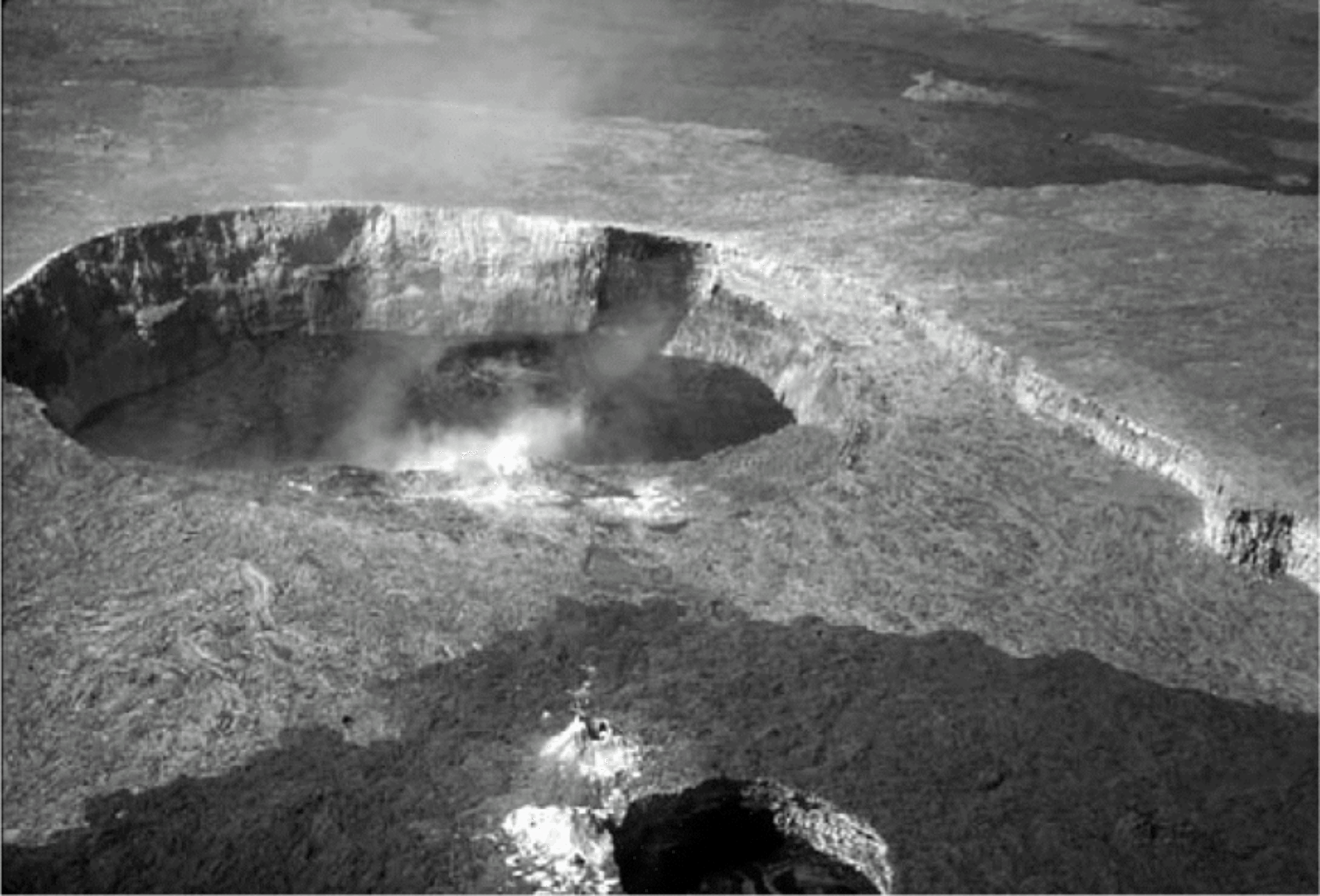 Les deux crateres de l Erta Ale Afar Ethiopie avec lacs de lave permanents tels